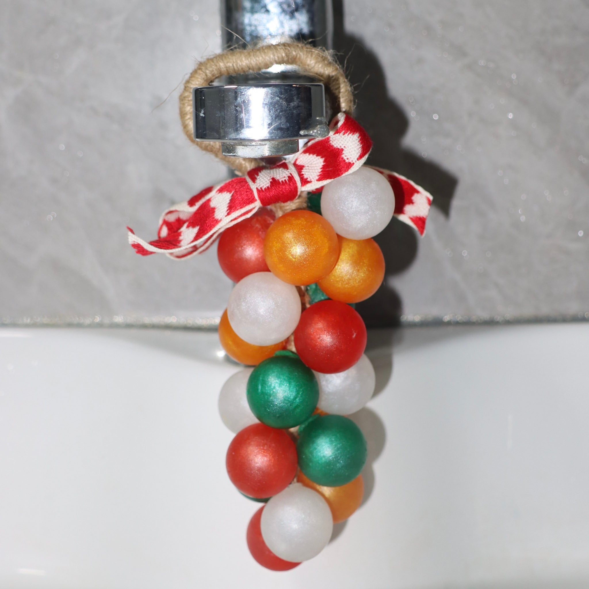 【Christmas Limited】 Essential Oil Soap Garland (20 Soaps) Red Green White Gold Color | Natural Grape Scent, Hanging Decoration | Random Gift: Christmas Tree or Santa Claus Pipe Cleaner Ornament