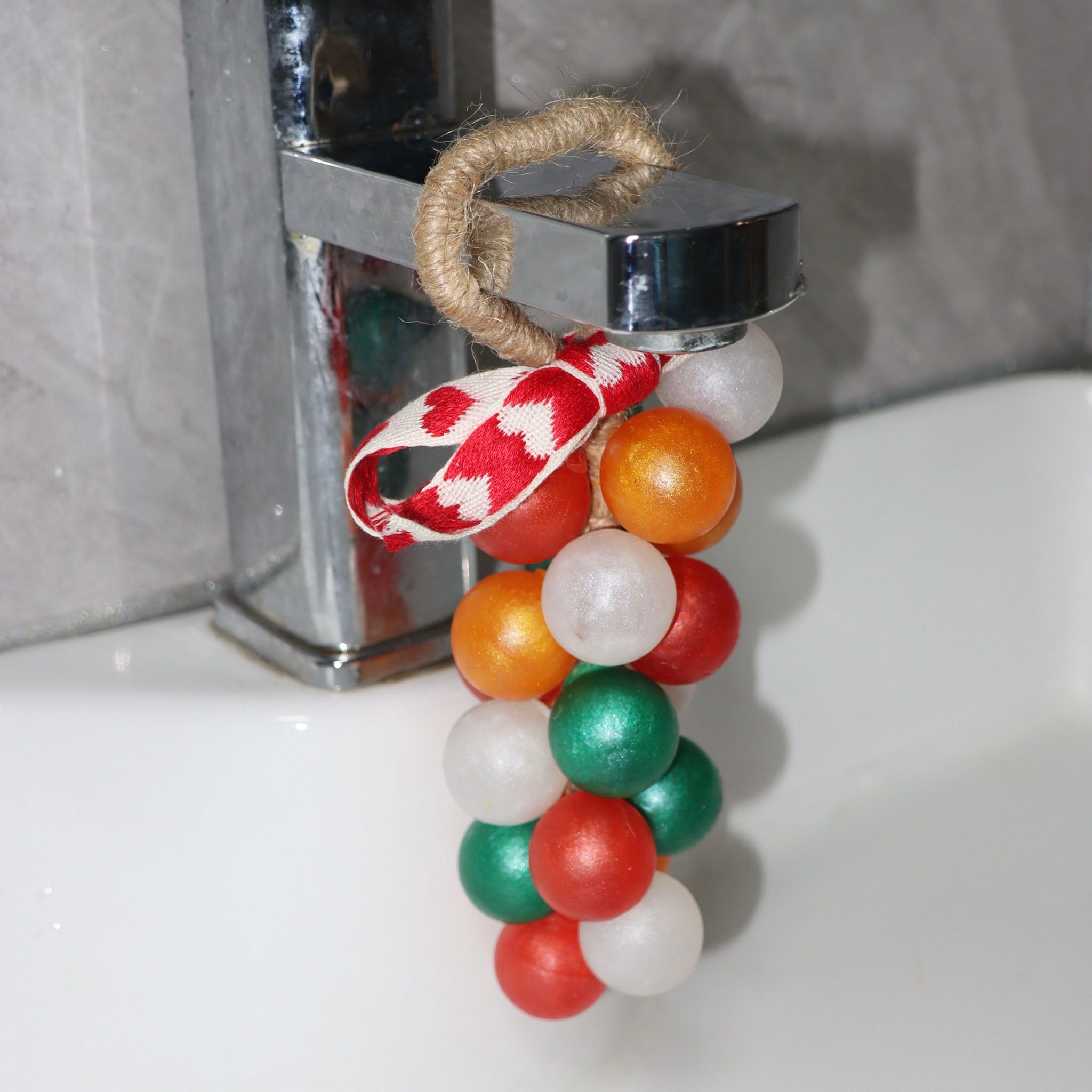 【Christmas Limited】 Essential Oil Soap Garland (20 Soaps) Red Green White Gold Color | Natural Grape Scent, Hanging Decoration | Random Gift: Christmas Tree or Santa Claus Pipe Cleaner Ornament