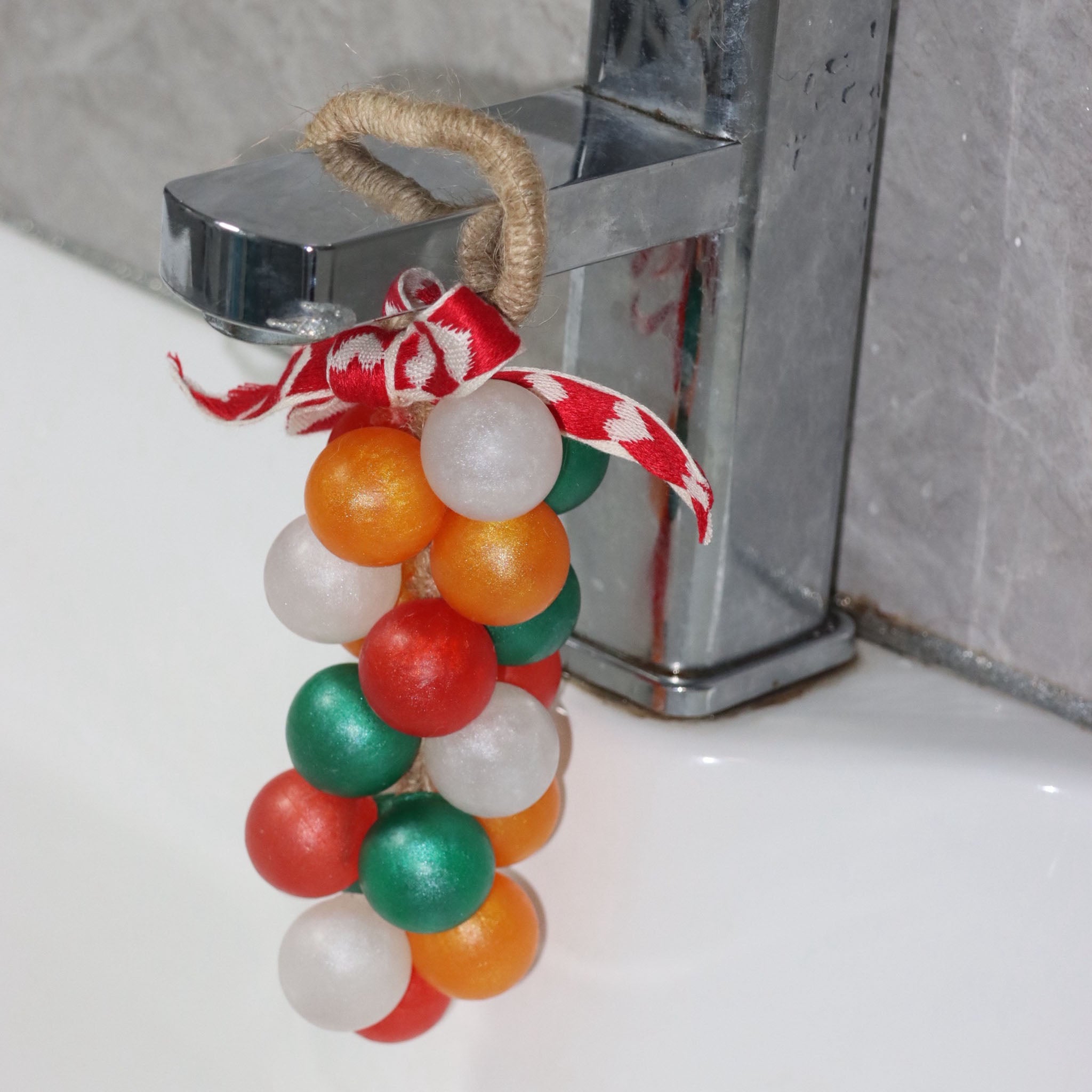 【Christmas Limited】 Essential Oil Soap Garland (20 Soaps) Red Green White Gold Color | Natural Grape Scent, Hanging Decoration | Random Gift: Christmas Tree or Santa Claus Pipe Cleaner Ornament